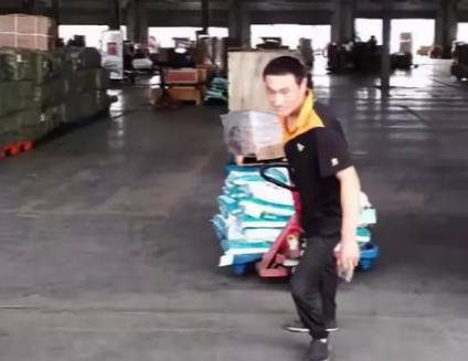 條件差的地面，該怎么使用手動(dòng)液壓搬運(yùn)車