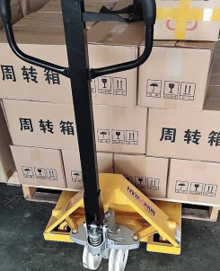 工廠庫房比較擁擠，用手動托盤搬運車比較適宜